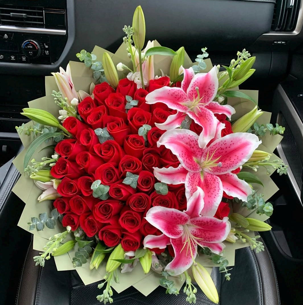 Lilies Bouquet red.
